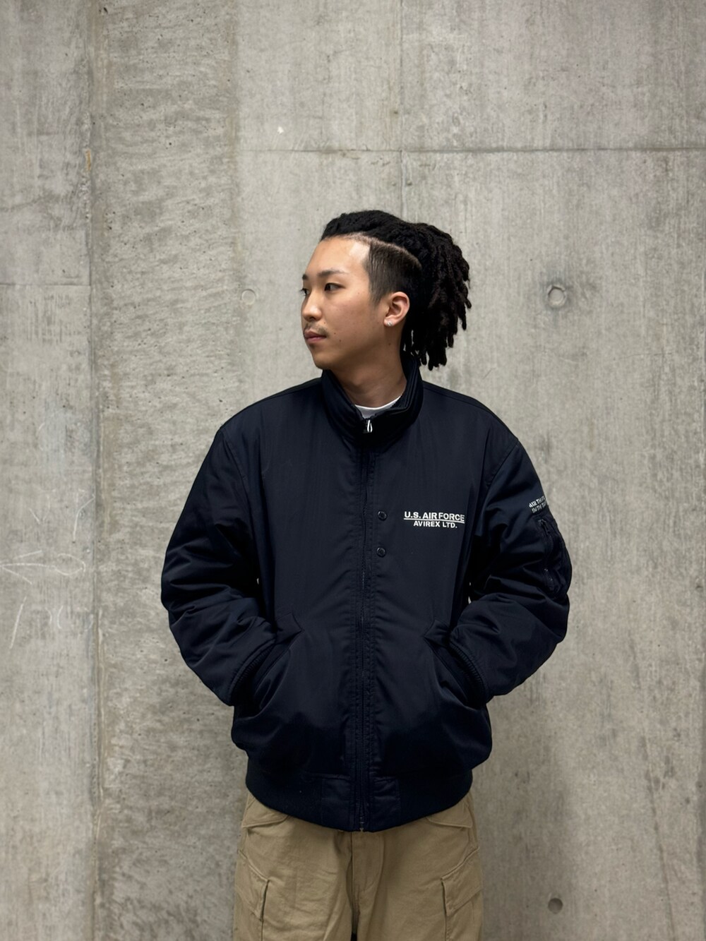 ブルー系のMA-1、グリーン系のカーゴパンツを着用したメンズの秋コーディネートの3枚目の写真