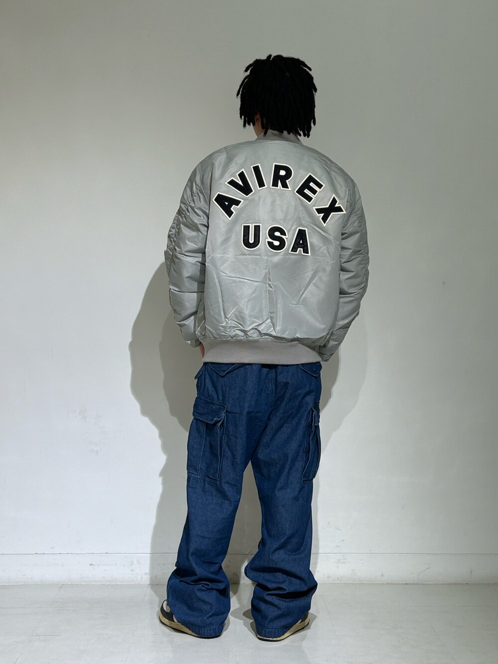 シルバー系のMA-1、その他のカーゴパンツを着用したメンズの冬コーディネートの3枚目の写真