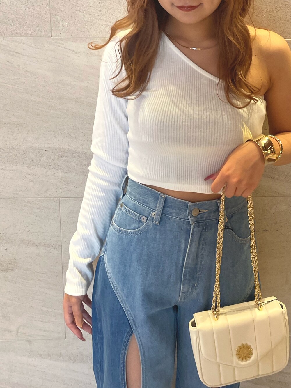 ホワイト系のTシャツ/カットソー、ブルー系のデニムパンツ、ホワイト系のショルダーバッグを着用したレディースの夏コーディネートの3枚目の写真