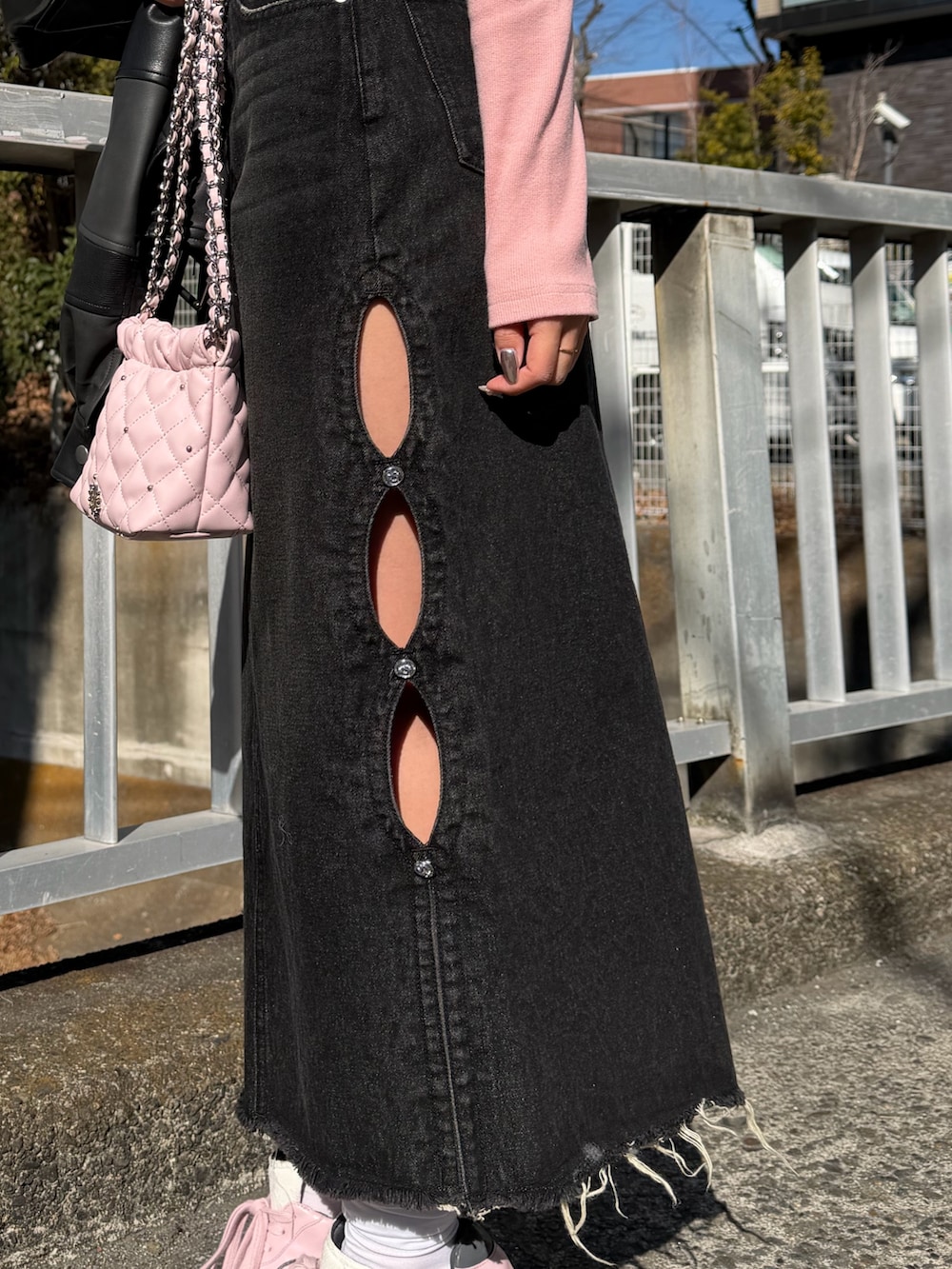 ブラック系のブルゾン、ピンク系のTシャツ/カットソー、ピンク系のショルダーバッグを着用したレディースの春コーディネートの5枚目の写真