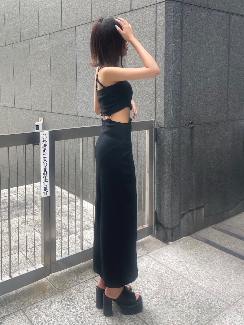 ブラック系のワンピース、ブラック系のサンダルを着用したレディースの夏コーディネートの2枚目の写真