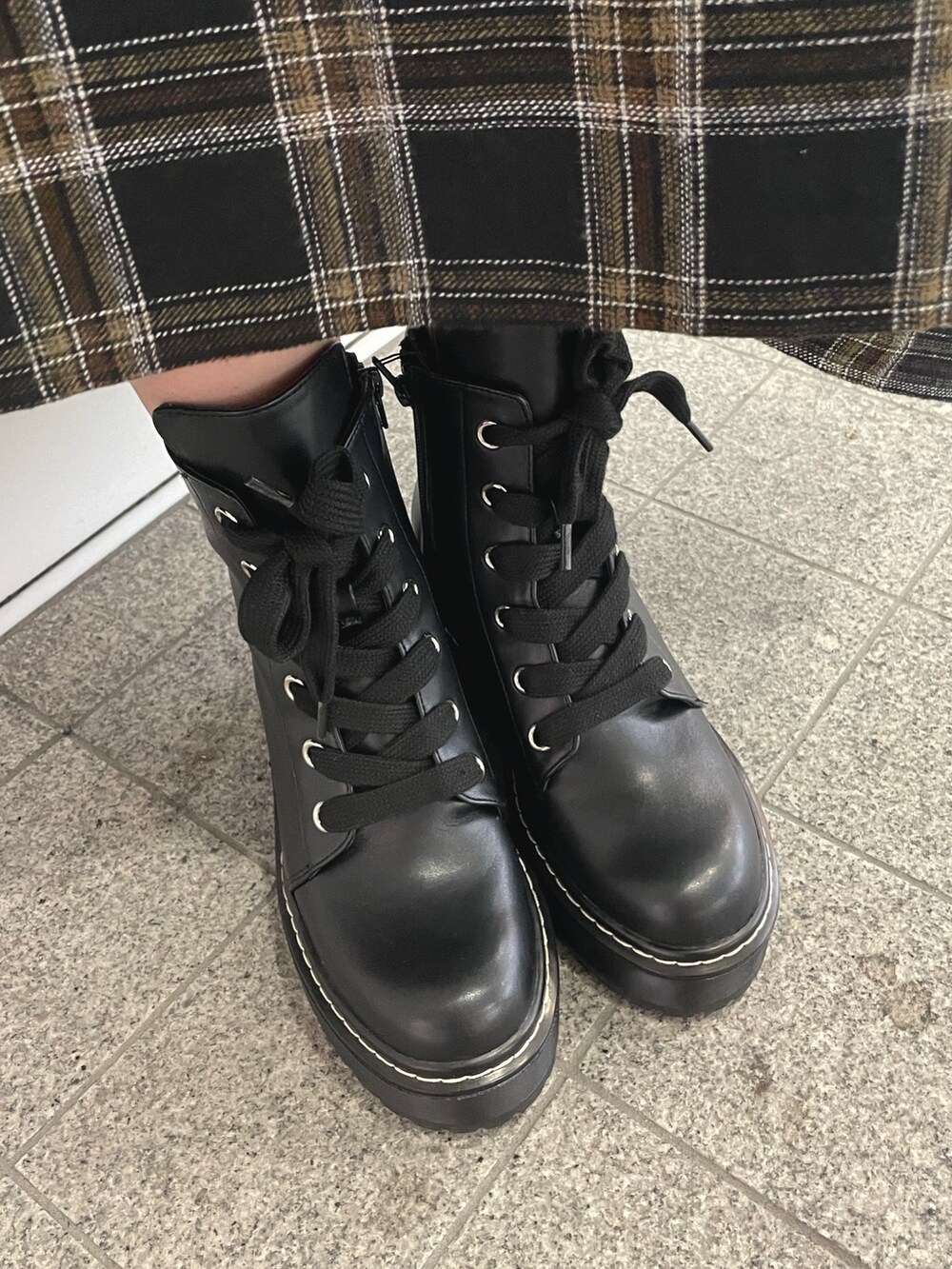 ブラック系のライダースジャケット、シルバー系のショルダーバッグ、ブラック系のワンピースを着用したレディースの秋コーディネートの5枚目の写真