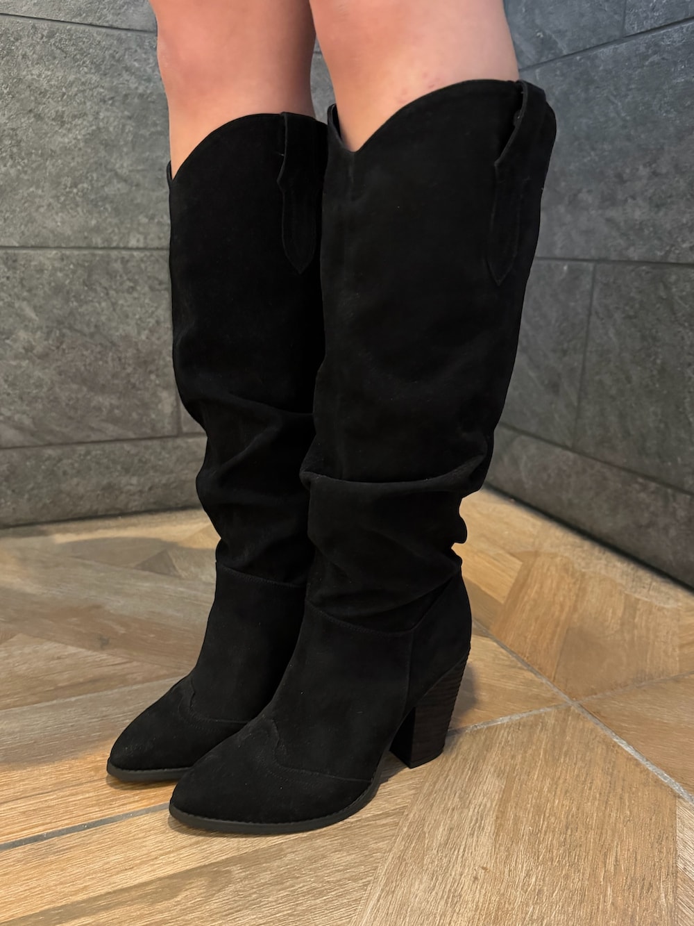 ブラック系のその他パンツ、グレー系のスウェット、ブラック系のブーツを着用したレディースの春コーディネートの6枚目の写真