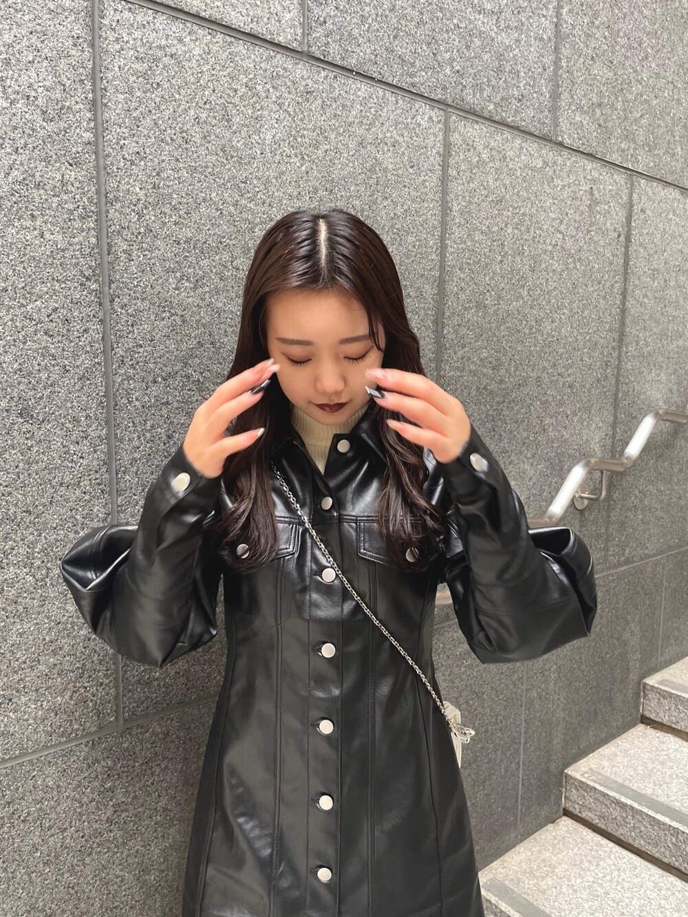 ホワイト系のニット/セーター、ブラック系のブーツ、ブラック系のワンピースを着用したレディースの秋コーディネートの3枚目の写真