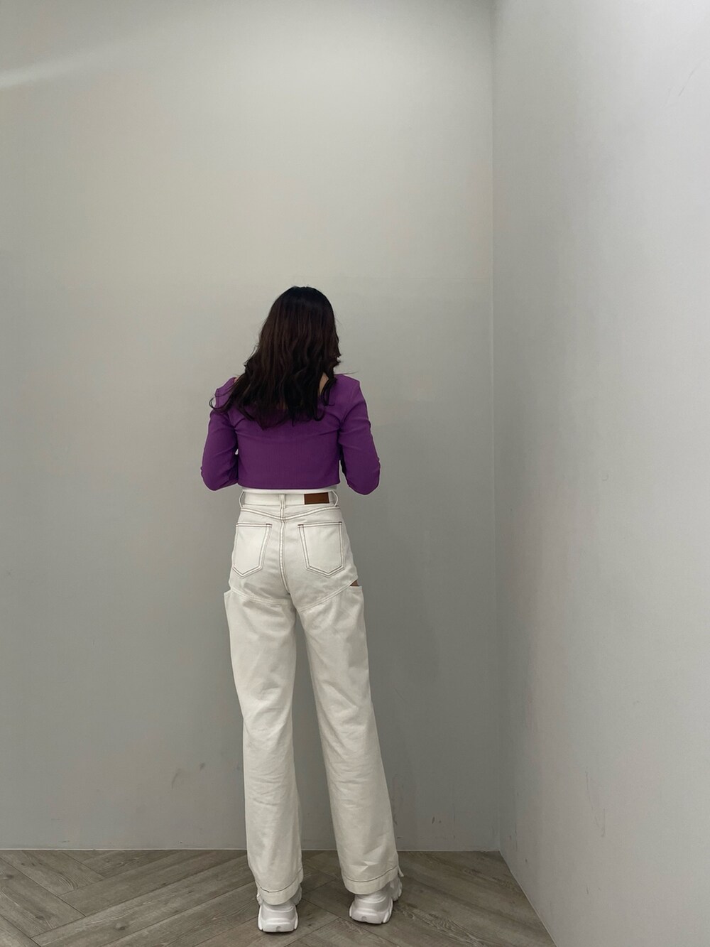 ホワイト系のショルダーバッグ、ホワイト系のサンダルを着用したレディースの春コーディネートの2枚目の写真