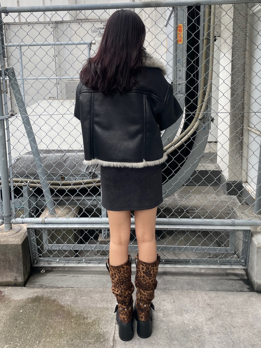 ブラック系のブルゾン、ブラック系のワンピース、その他のブーツを着用したレディースの秋コーディネートの4枚目の写真