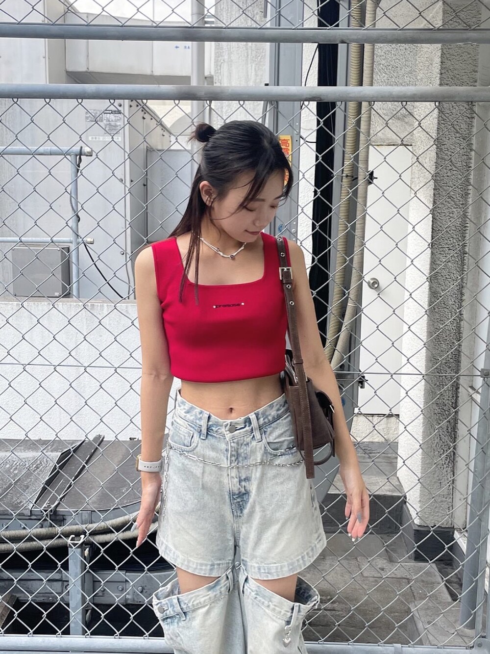 レッド系のTシャツ/カットソー、ブルー系のデニムパンツ、ブラウン系のサンダルを着用したレディースの夏コーディネートの4枚目の写真