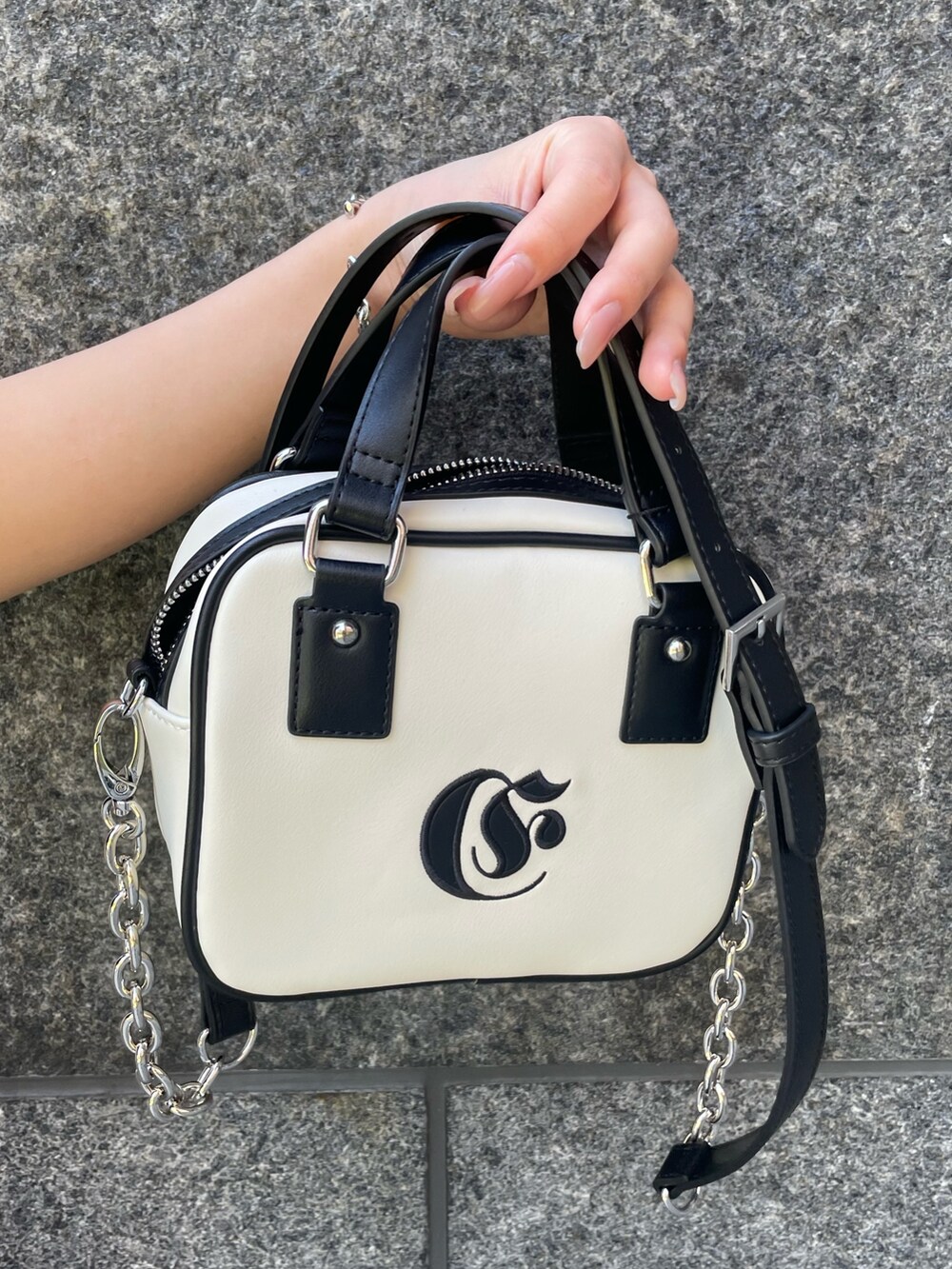 ブラック系のTシャツ/カットソー、ホワイト系のスウェットパンツ、ホワイト系のショルダーバッグを着用したレディースの春コーディネートの5枚目の写真