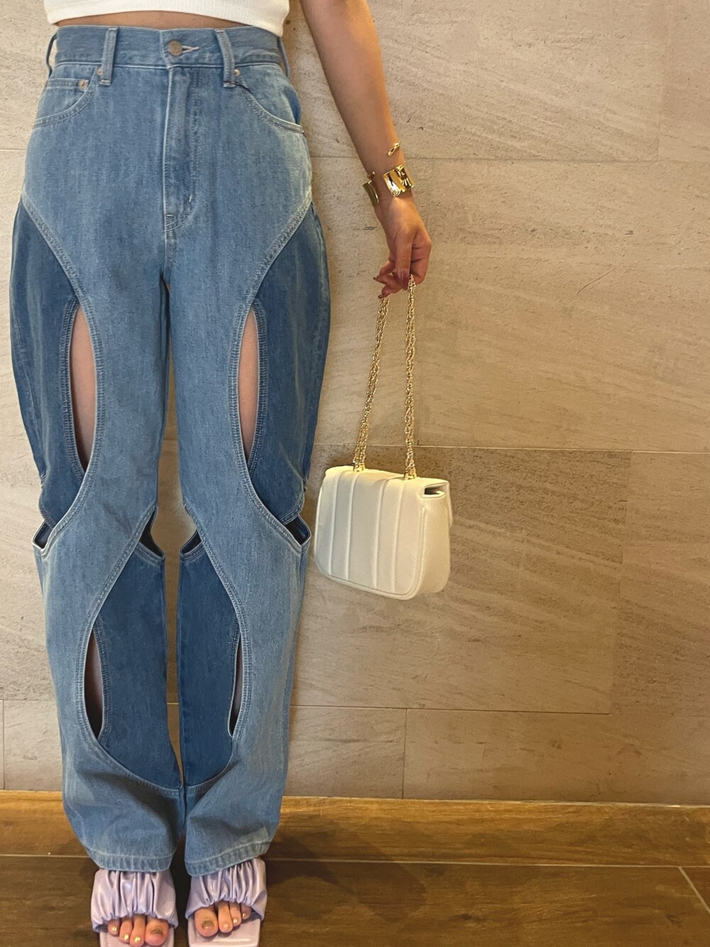 ホワイト系のTシャツ/カットソー、ブルー系のデニムパンツ、ホワイト系のショルダーバッグを着用したレディースの夏コーディネートの4枚目の写真