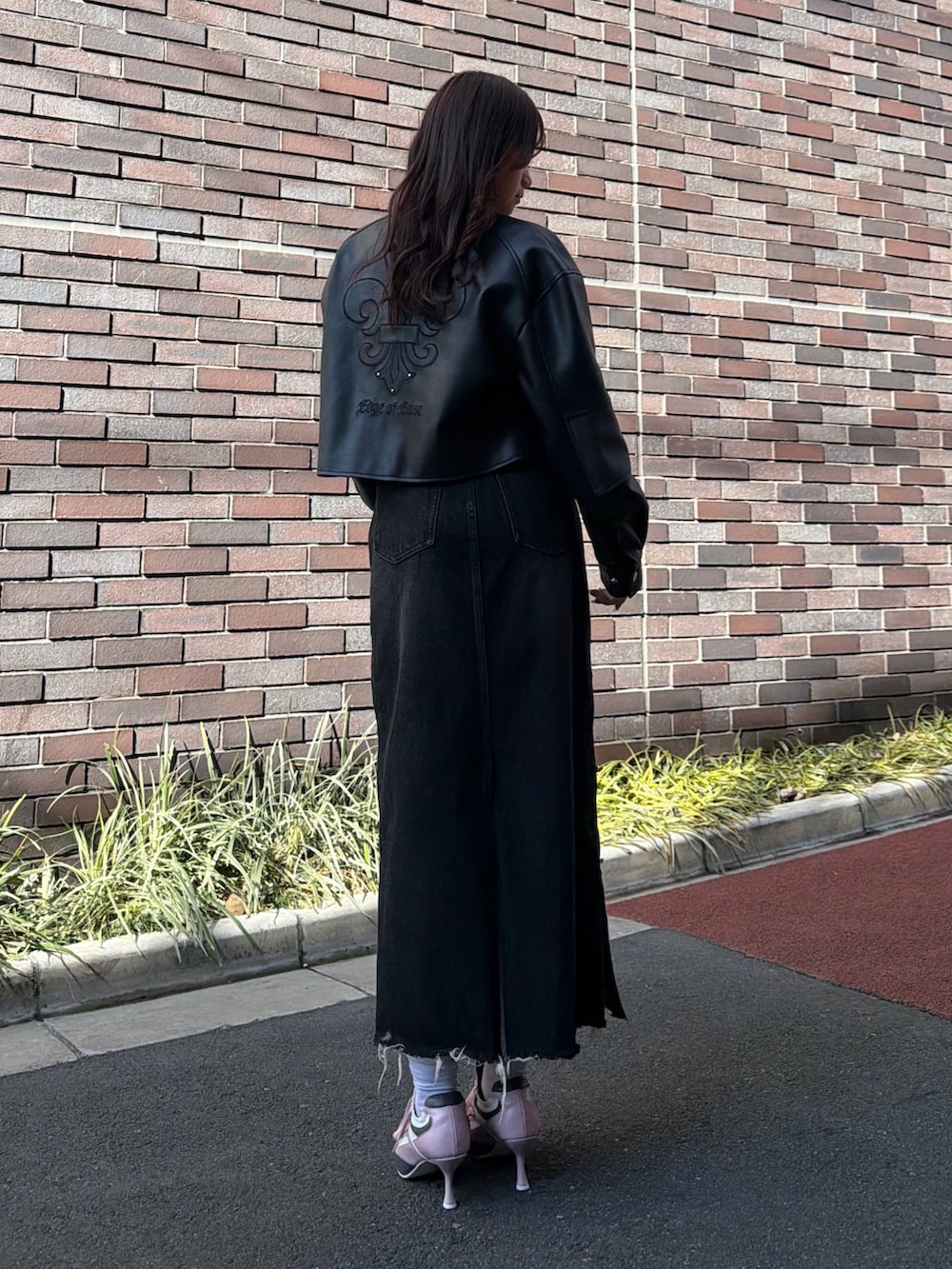 ブラック系のブルゾン、ピンク系のTシャツ/カットソー、ピンク系のショルダーバッグを着用したレディースの春コーディネートの3枚目の写真