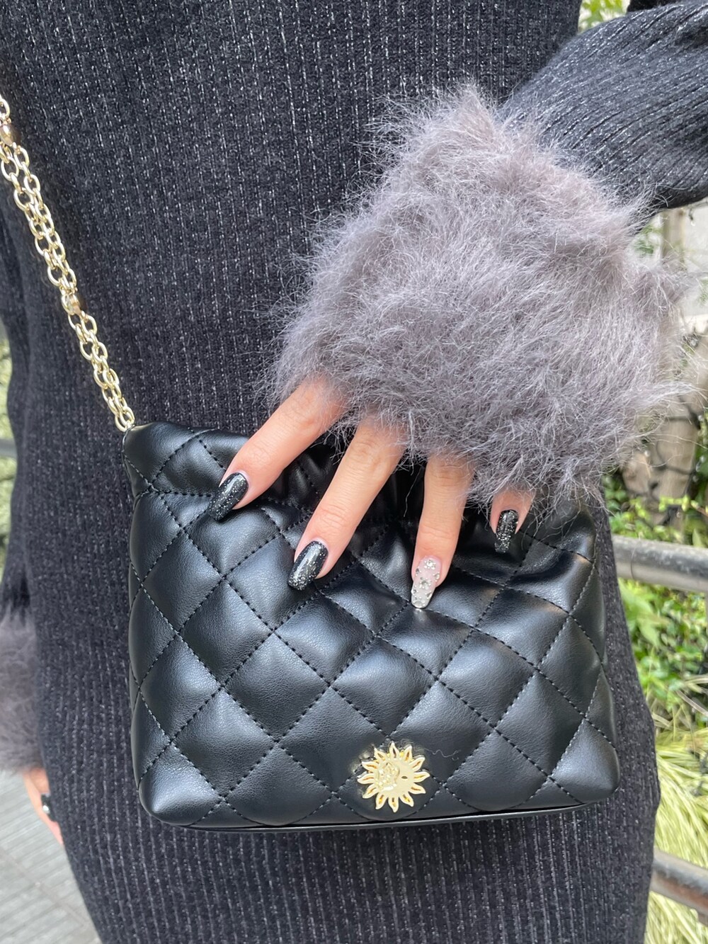 ブラック系のワンピース、ブラック系のショルダーバッグ、その他のブーツを着用したレディースの秋コーディネートの5枚目の写真