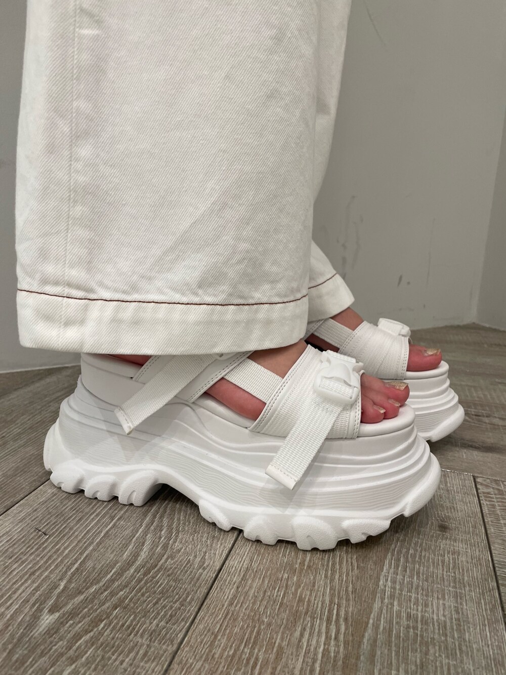 ホワイト系のショルダーバッグ、ホワイト系のサンダルを着用したレディースの春コーディネートの7枚目の写真