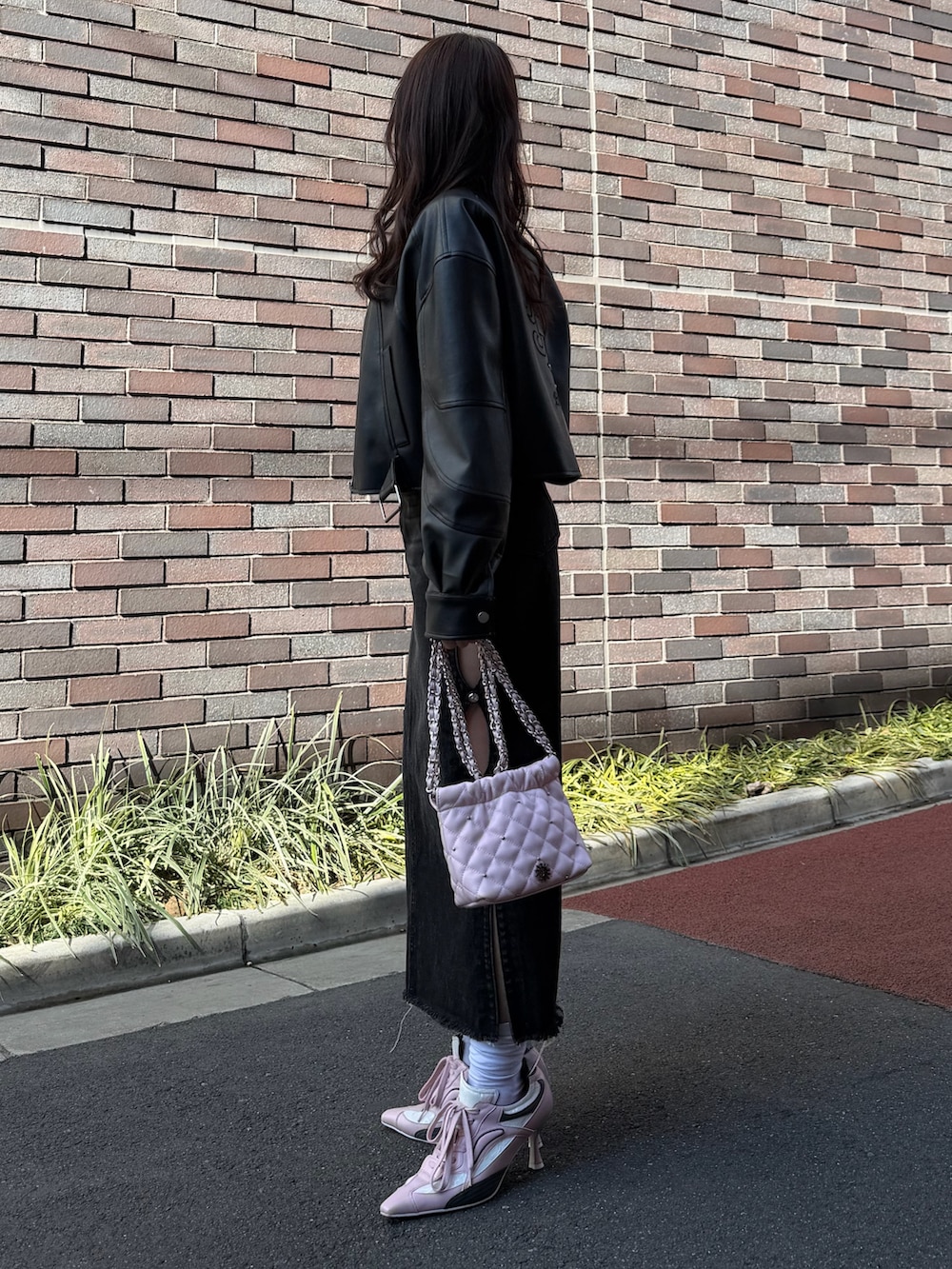 ブラック系のブルゾン、ピンク系のTシャツ/カットソー、ピンク系のショルダーバッグを着用したレディースの春コーディネートの2枚目の写真