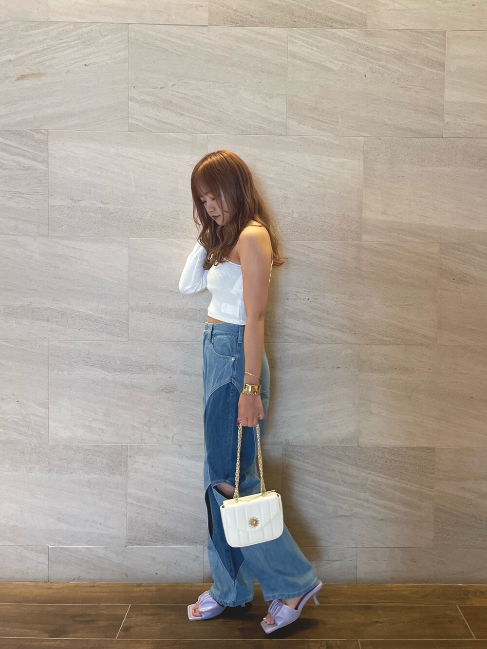 ホワイト系のTシャツ/カットソー、ブルー系のデニムパンツ、ホワイト系のショルダーバッグを着用したレディースの夏コーディネートの2枚目の写真