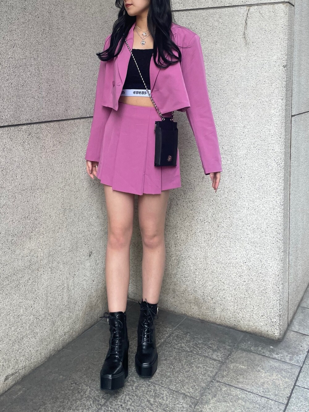 ピンク系のテーラードジャケット、ブラック系のキャミソール、ピンク系のその他パンツを着用したレディースの春コーディネートの4枚目の写真