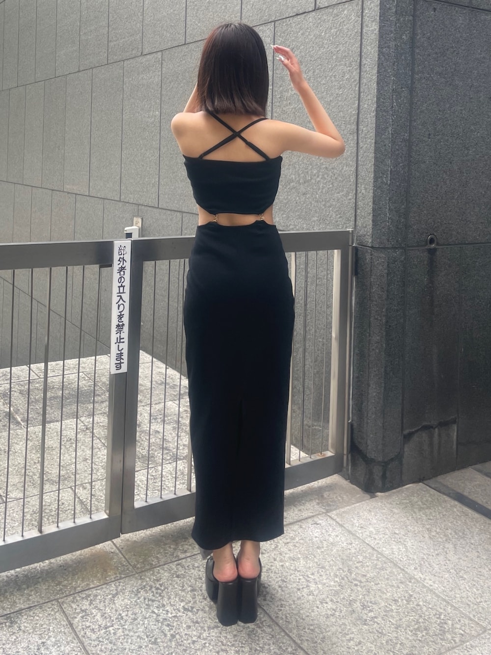 ブラック系のワンピース、ブラック系のサンダルを着用したレディースの夏コーディネートの3枚目の写真