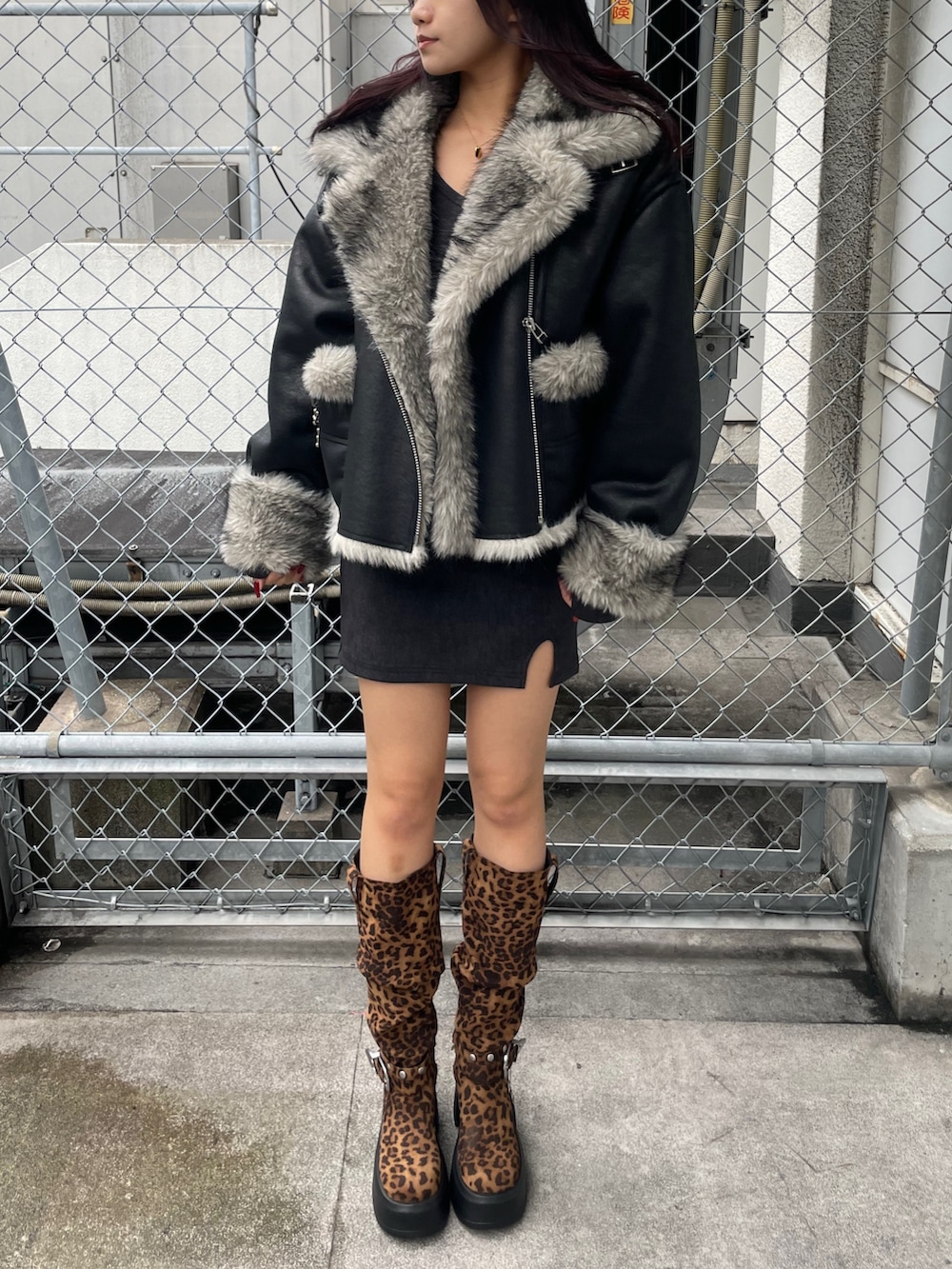 ブラック系のブルゾン、ブラック系のワンピース、その他のブーツを着用したレディースの秋コーディネートの2枚目の写真