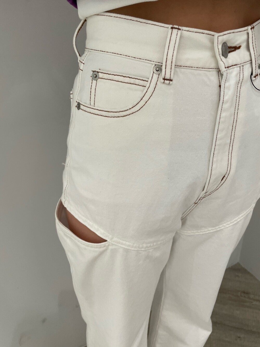 ホワイト系のショルダーバッグ、ホワイト系のサンダルを着用したレディースの春コーディネートの4枚目の写真