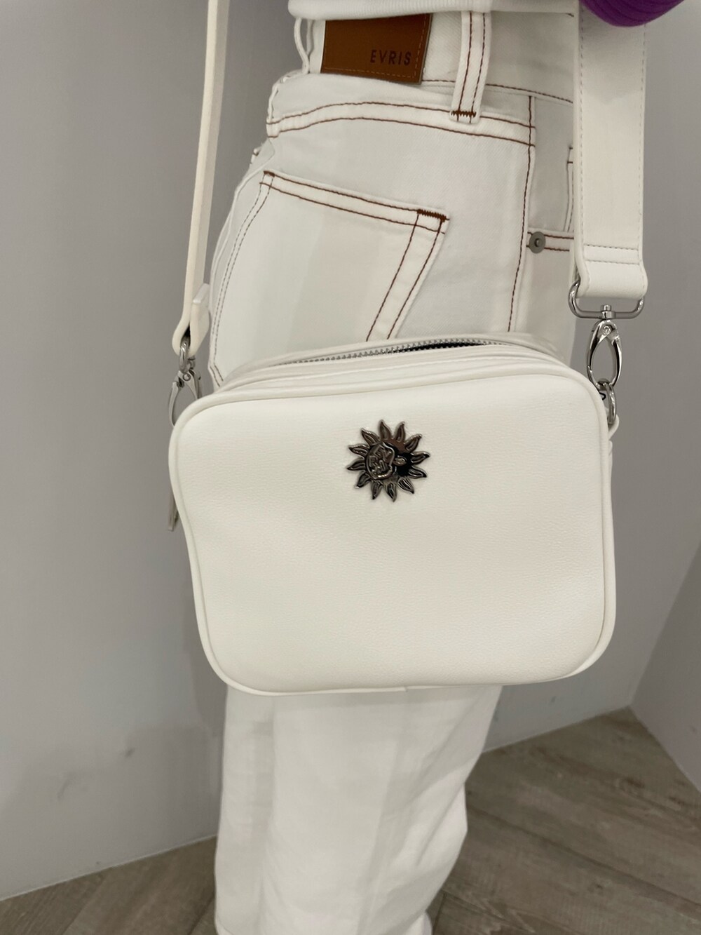 ホワイト系のショルダーバッグ、ホワイト系のサンダルを着用したレディースの春コーディネートの6枚目の写真