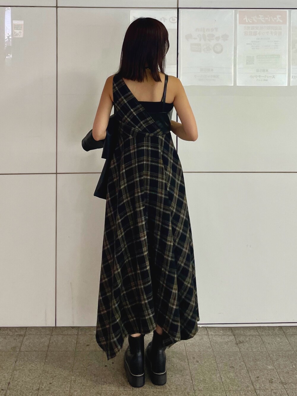 ブラック系のライダースジャケット、シルバー系のショルダーバッグ、ブラック系のワンピースを着用したレディースの秋コーディネートの3枚目の写真