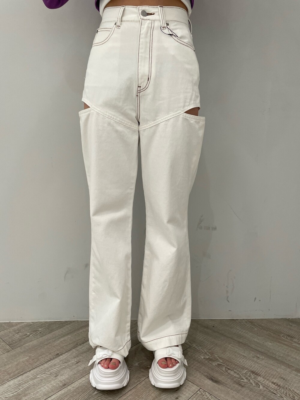 ホワイト系のショルダーバッグ、ホワイト系のサンダルを着用したレディースの春コーディネートの3枚目の写真