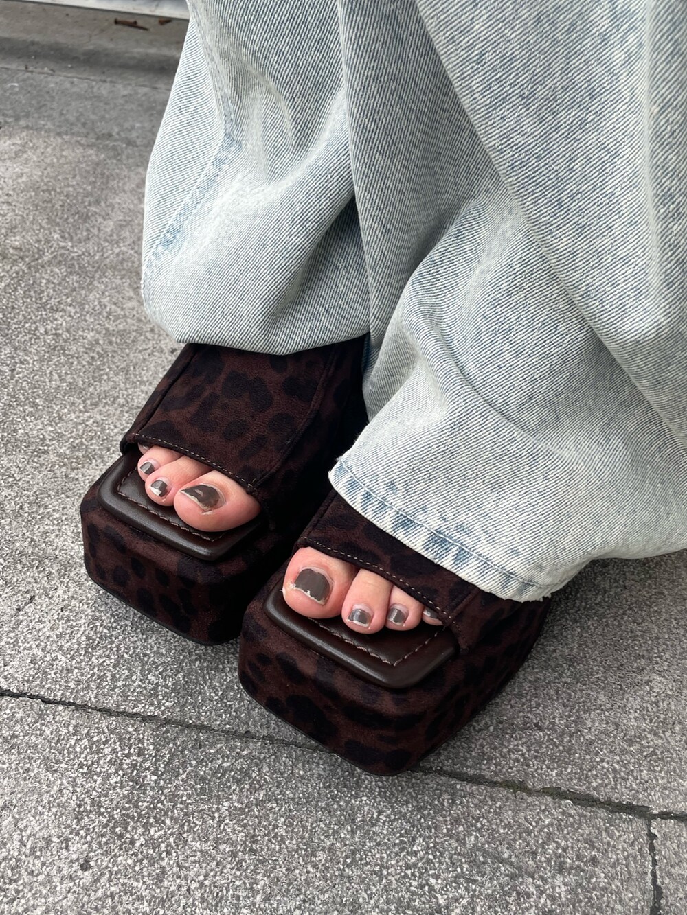 レッド系のTシャツ/カットソー、ブルー系のデニムパンツ、ブラウン系のサンダルを着用したレディースの夏コーディネートの5枚目の写真