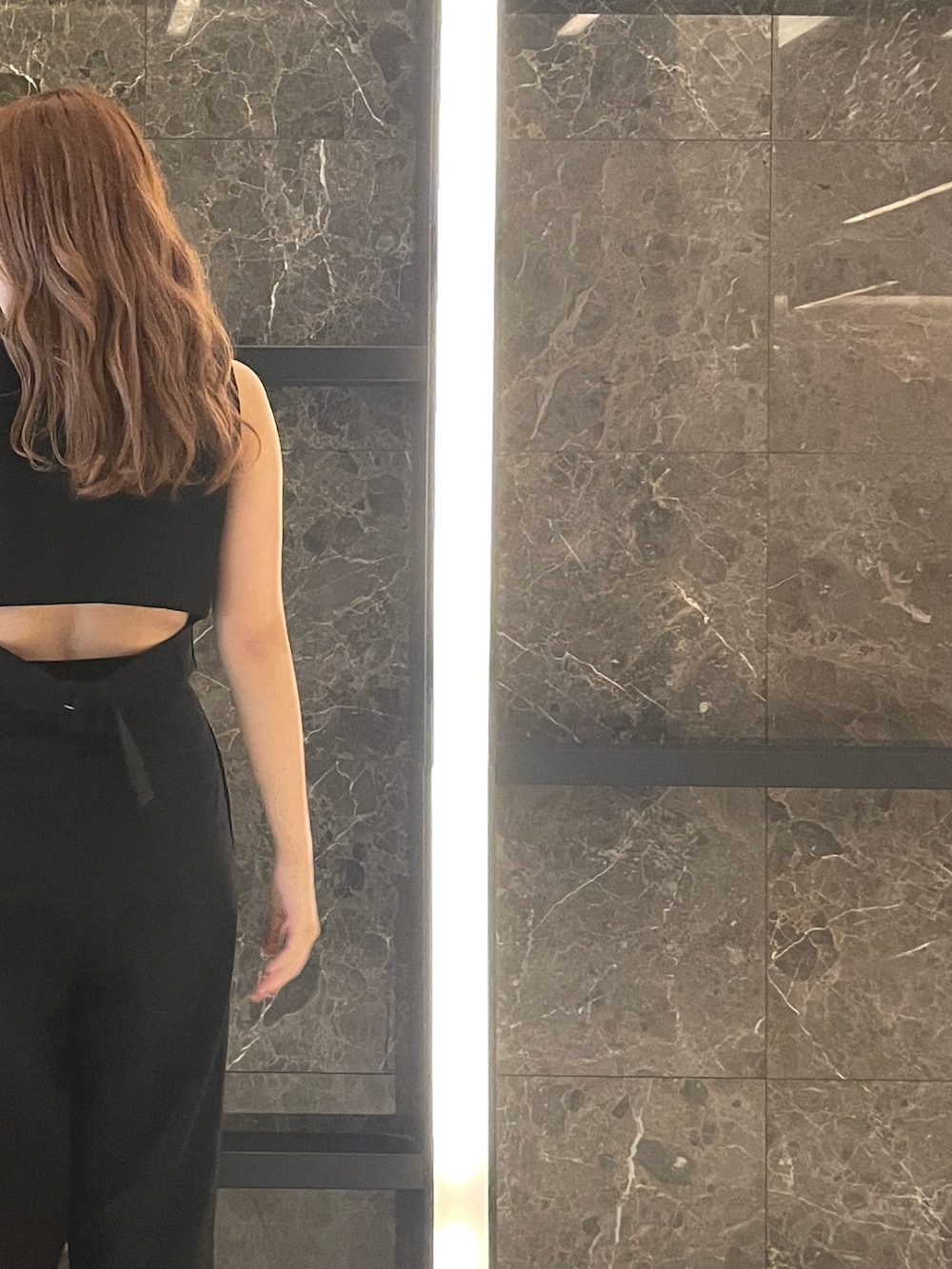 ブラック系のその他パンツ、ブラック系のサンダル、ブラック系のシャツ/ブラウスを着用したレディースの夏コーディネートの3枚目の写真