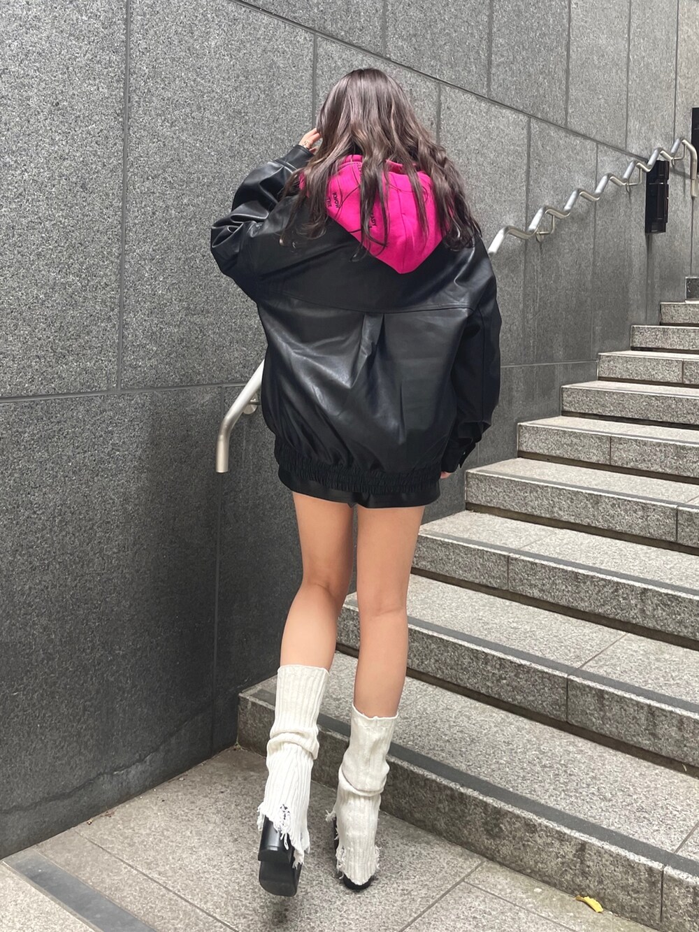 パープル系のパーカー、ブラック系のブルゾン、ブラック系のその他パンツを着用したレディースの秋コーディネートの2枚目の写真