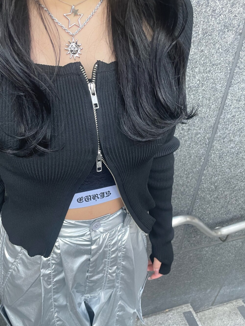 ブラック系のニット/セーター、ブラック系のキャミソール、シルバー系のその他パンツを着用したレディースの春コーディネートの3枚目の写真