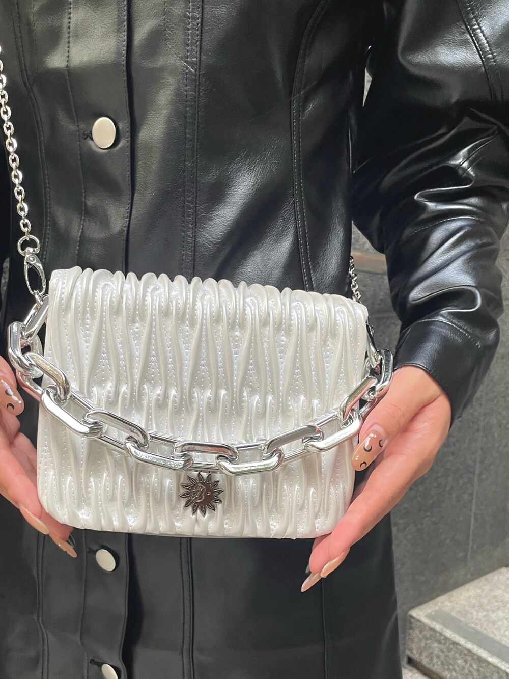 ホワイト系のニット/セーター、ブラック系のブーツ、ブラック系のワンピースを着用したレディースの秋コーディネートの4枚目の写真