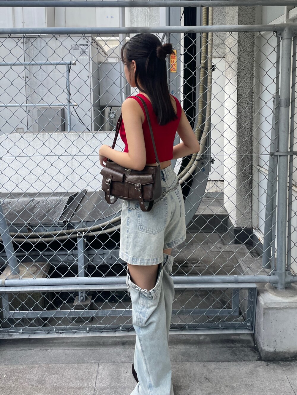 レッド系のTシャツ/カットソー、ブルー系のデニムパンツ、ブラウン系のサンダルを着用したレディースの夏コーディネートの3枚目の写真