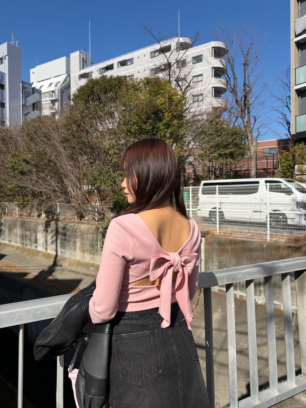 ブラック系のブルゾン、ピンク系のTシャツ/カットソー、ピンク系のショルダーバッグを着用したレディースの春コーディネートの4枚目の写真