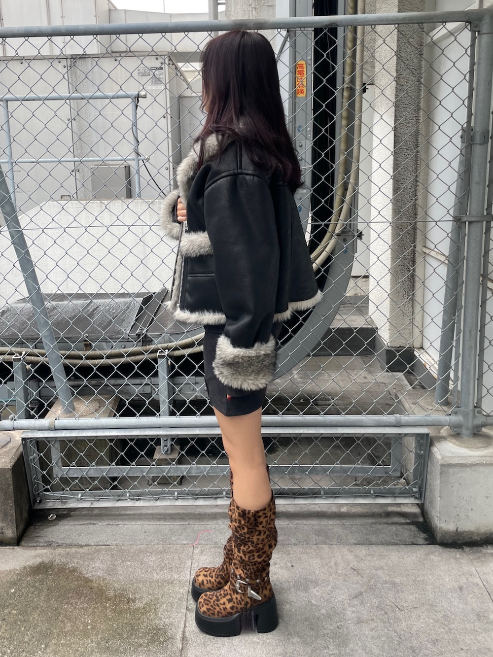 ブラック系のブルゾン、ブラック系のワンピース、その他のブーツを着用したレディースの秋コーディネートの3枚目の写真