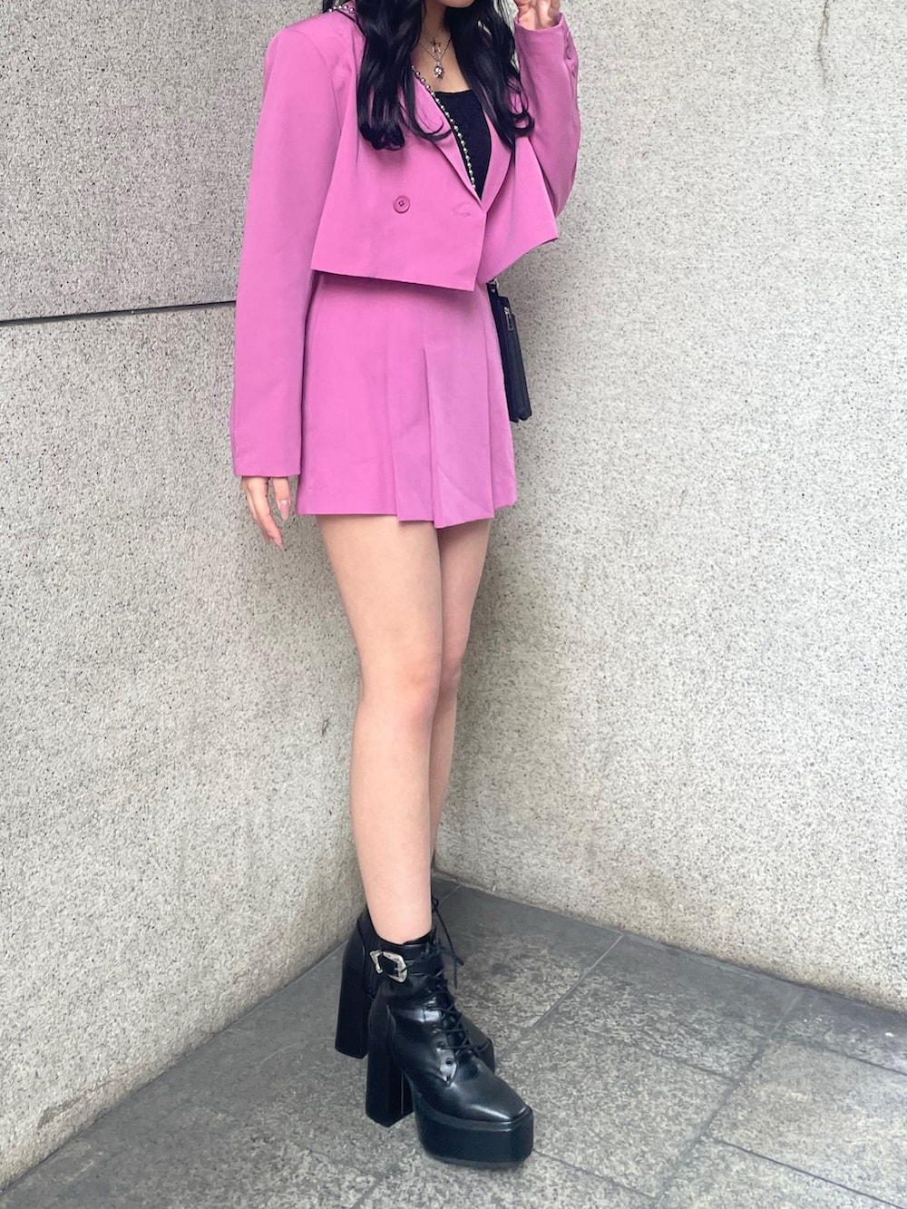 ピンク系のテーラードジャケット、ブラック系のキャミソール、ピンク系のその他パンツを着用したレディースの春コーディネートの3枚目の写真