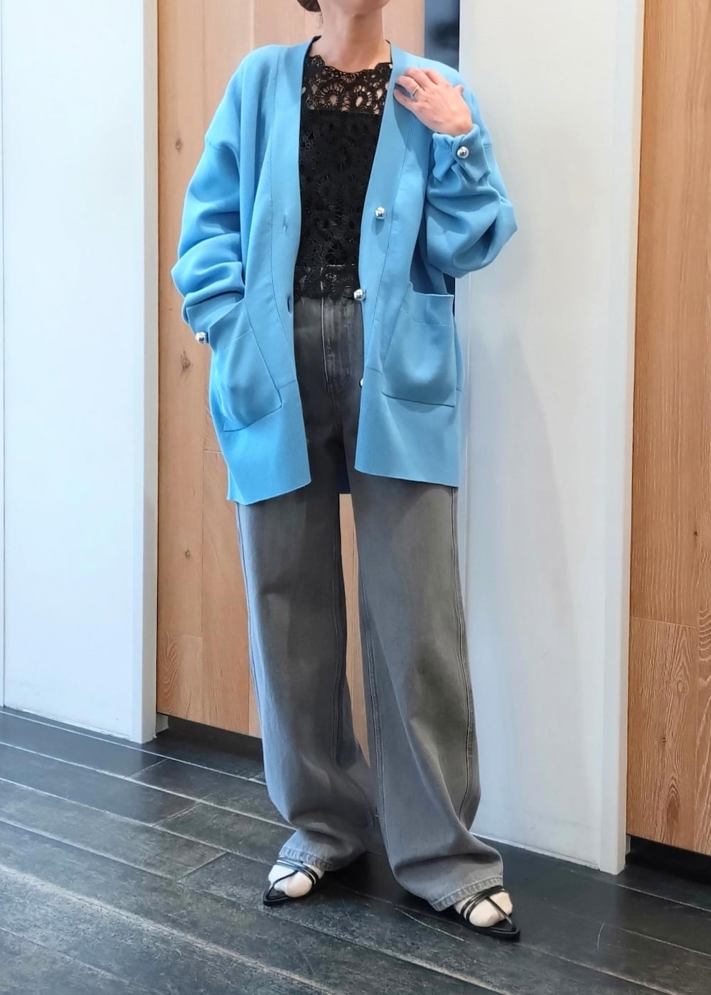 ブラック系のベスト、ブラック系のサンダル、ブラック系のキャミソールを着用したレディースの冬コーディネートの2枚目の写真