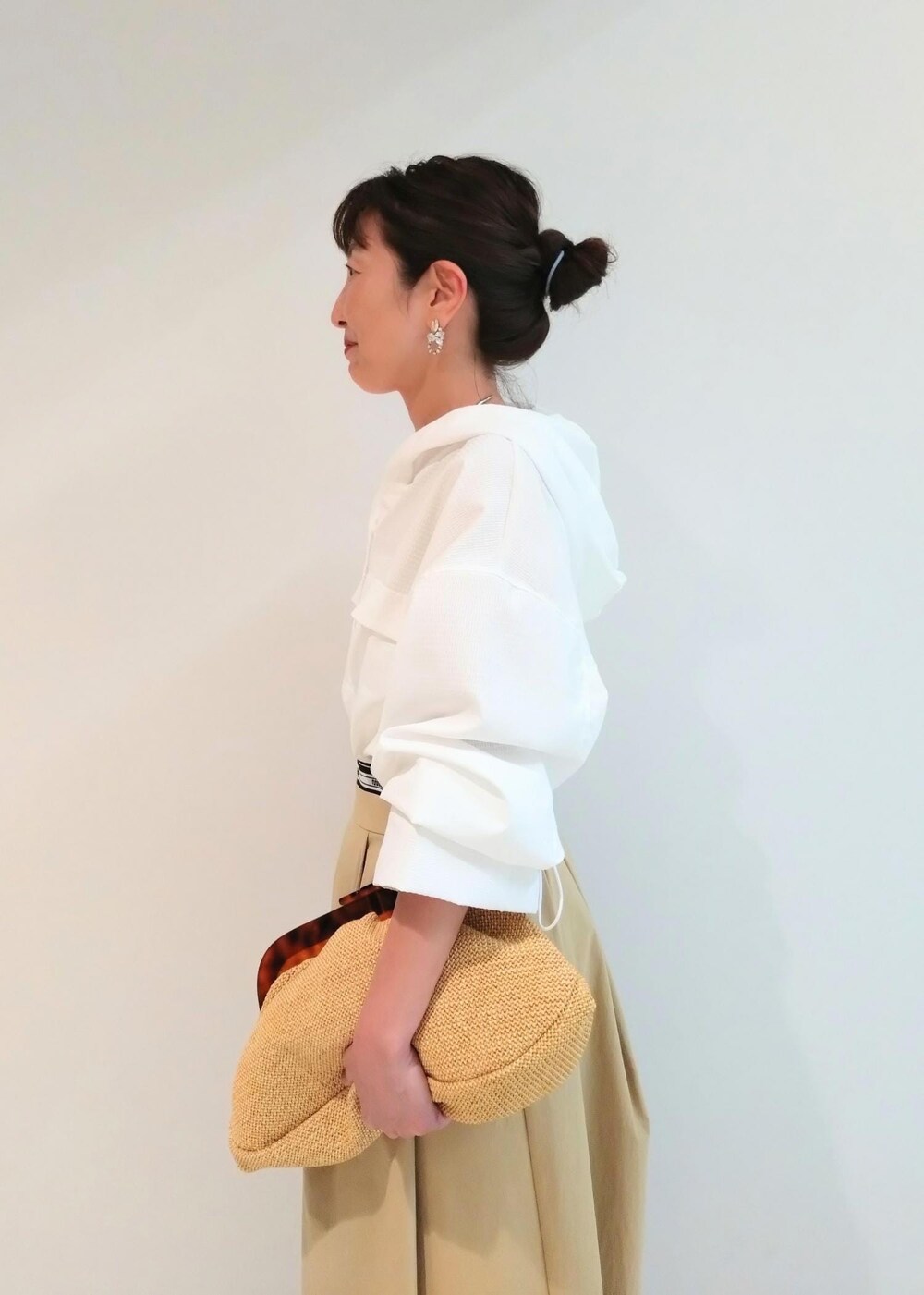 「チョーカー、SITA NEVADO、シタネバド、24SS夏の新作、Speedo、スピード、クラッチバッグ、Speedo×ADAM ET ROPE、ADAM ET ROPÉ、FEMME、サステナブル、骨格ウェーブ、ブルべ、カジュアル、大人カジュアル」｜「ADAM ET ROPE'のメタルカーブチョーカー（チョーカー、シルバー系）」を使った、enokiさん（レディース・157cm）の春コーディネートの4枚目の写真