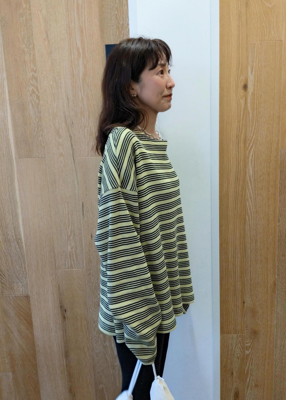 ブラック系のサンダル、グリーン系のTシャツ/カットソー、ブラック系のその他パンツを着用したレディースの春コーディネートの7枚目の写真