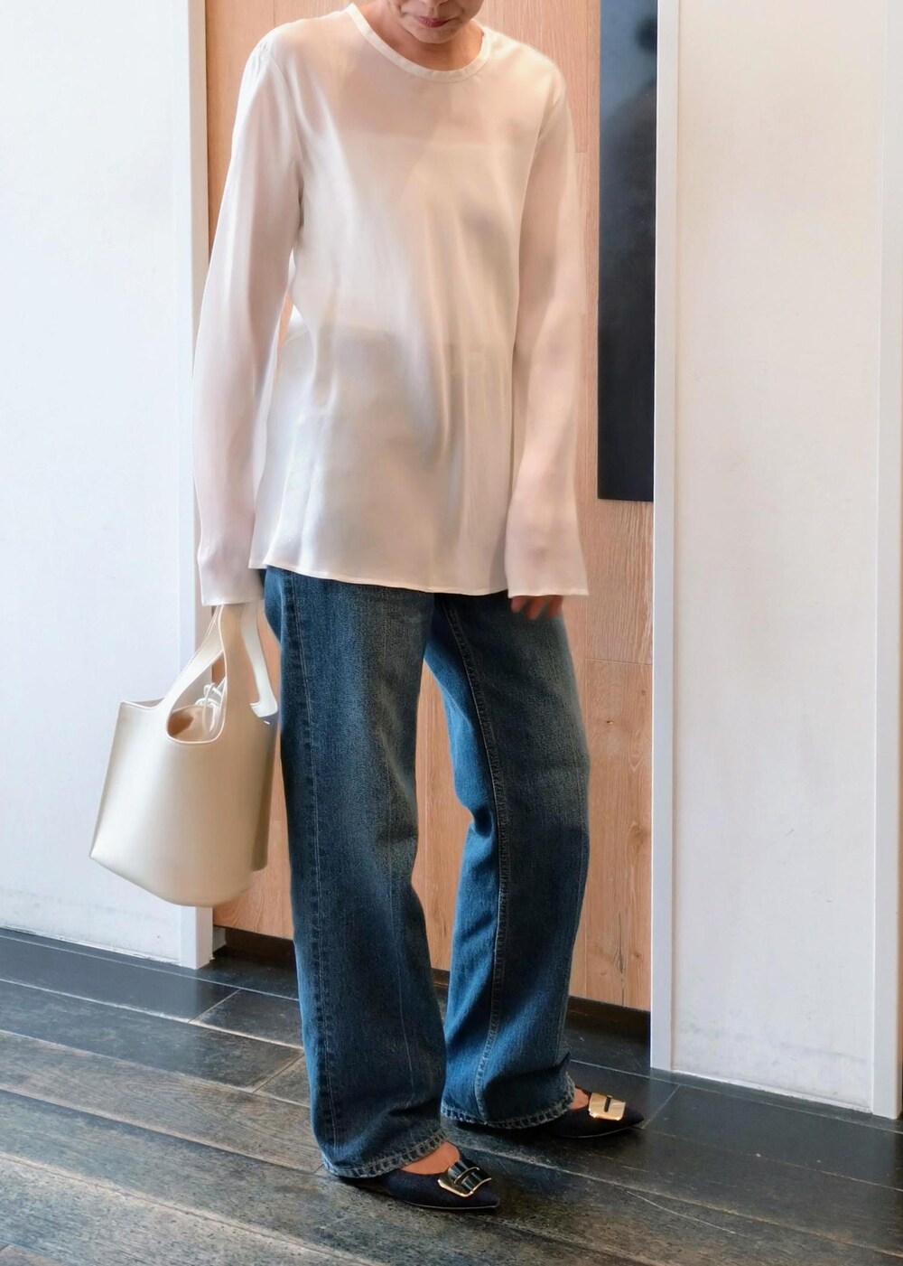 「初春コーデ、春コーデ、お仕事コーデ、授業参観日コーデ、お出かけコーデ、女子会コーデ、大人カジュアル、パンツスタイル、ヘルシーコーデ、シンプルコーデ、きれいめコーデ、ADAM ET ROPÉ、ウェーブ、ブルべ冬、乾燥」|「ADAM ET ROPE'のウールネップテーラードジャケット(その他アウター、ブラック系)」を使った、enokiさん(レディース・157cm)の春コーディネートの7枚目の写真