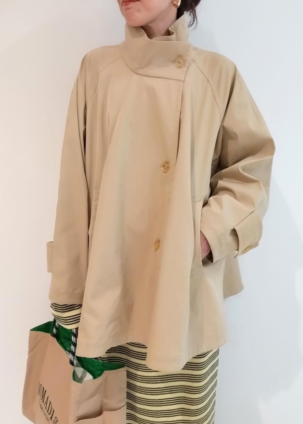 「LACOSTE、ラコステ、24SS春の新作、Miller、ミラー、NOMADIS、ノマディス、ADAM ET ROPÉ、FEMME、骨格ウェーブ、ブルべ、きれいめカジュアル、カジュアル、大人カジュアル、セットアップ」｜「MILLERの【Miller for ADAM ET ROPE'】別注WAFFLE ボーダーSKIRT（スカート、グリーン系）」を使った、enokiさん（レディース・157cm）の春コーディネートの8枚目の写真