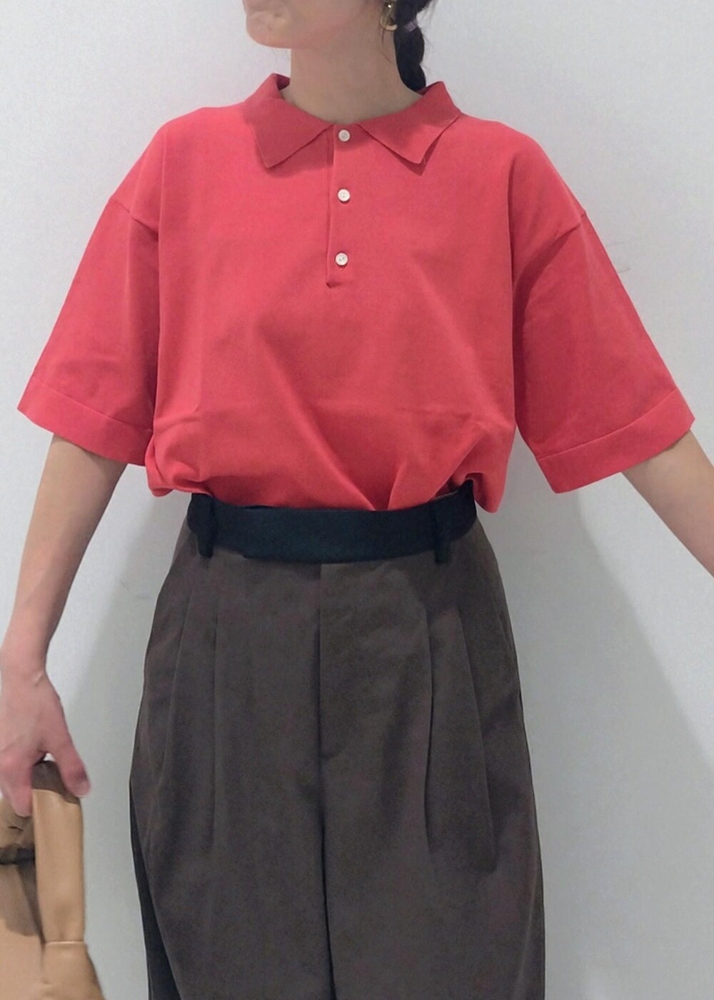 「RYE TENDER、ライ テンダー、HUNTER、ハンター、春コーデ、初夏コーデ、お出かけコーデ、旅行コーデ、女子会コーデ、大人カジュアル、パンツスタイル、カジュアルコーデ、別注アイテム、POP UP、ADAM ET ROPÉ」｜「ADAM ET ROPE'の【EMOELLE】バイカラーベルトドレスパンツ（その他パンツ、ブラウン系）」を使った、enokiさん（レディース・157cm）の春コーディネートの6枚目の写真