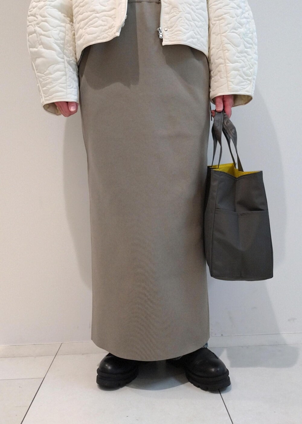 「初春コーデ、春コーデ、授業参観日コーデ、お出かけコーデ、旅行コーデ、女子会コーデ、大人カジュアル、レイヤード、パンツスタイル、体型カバー、カジュアルコーデ、フェミニンコーデ、別注アイテム、ADAM ET ROPÉ、ウェーブ」｜「ADAM ET ROPE'の【サステナブル】Iラインデニム（デニムパンツ、ブルー系）」を使った、enokiさん（レディース・157cm）の冬コーディネートの9枚目の写真