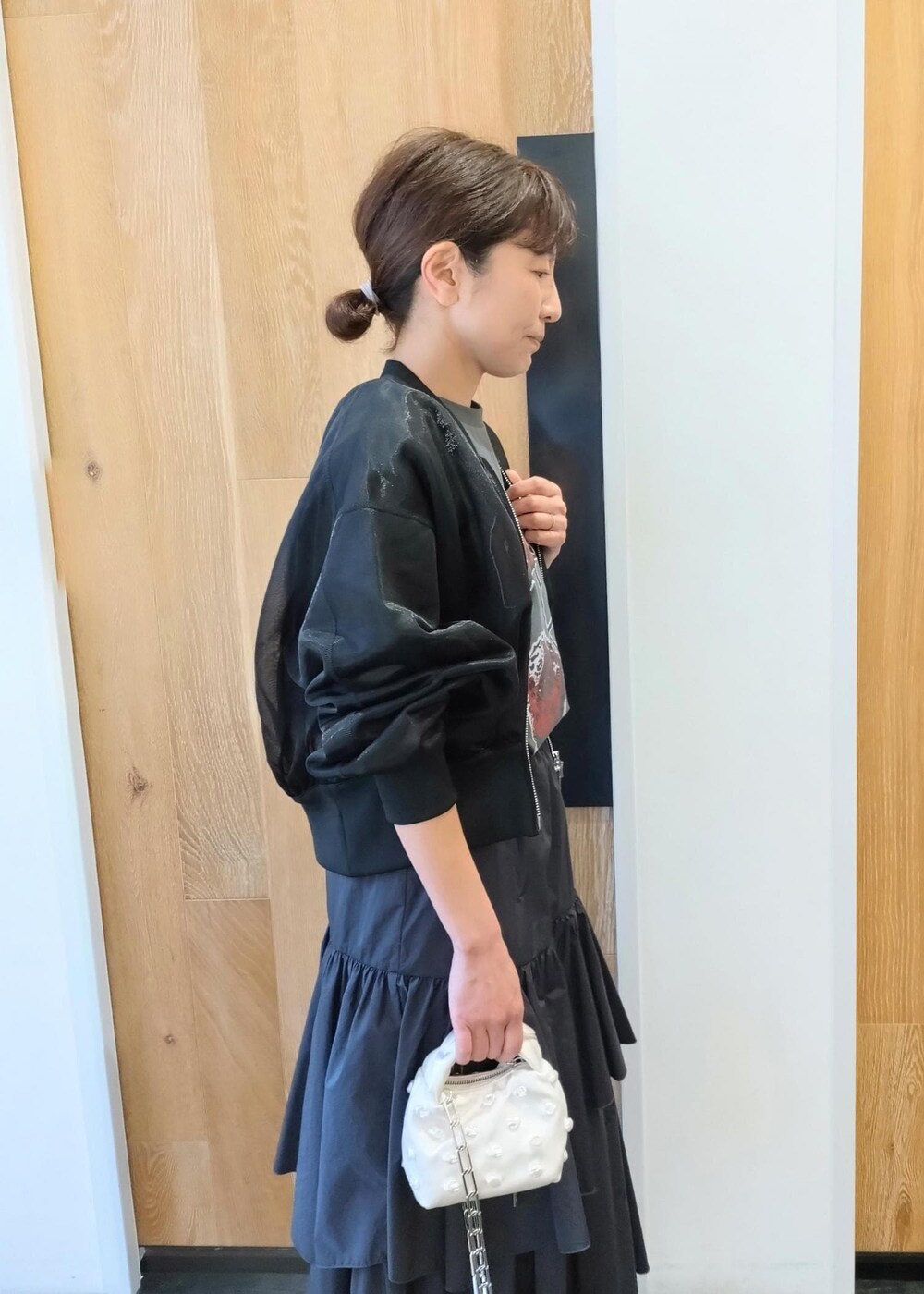 「24SS春の新作、GANNI、ガニー、LACOSTE、ラコステ、STINE GOYA、スティーヌゴヤ、イヤリング、シアー、スカート、ADAM ET ROPÉ、FEMME、サステナブル、骨格ウェーブ、ブルべ」｜「LACOSTEの【LACOSTE(ラコステ)】L003 NEO 124 3 SFA（スニーカー、シルバー系）」を使った、enokiさん（レディース・157cm）の春コーディネートの8枚目の写真