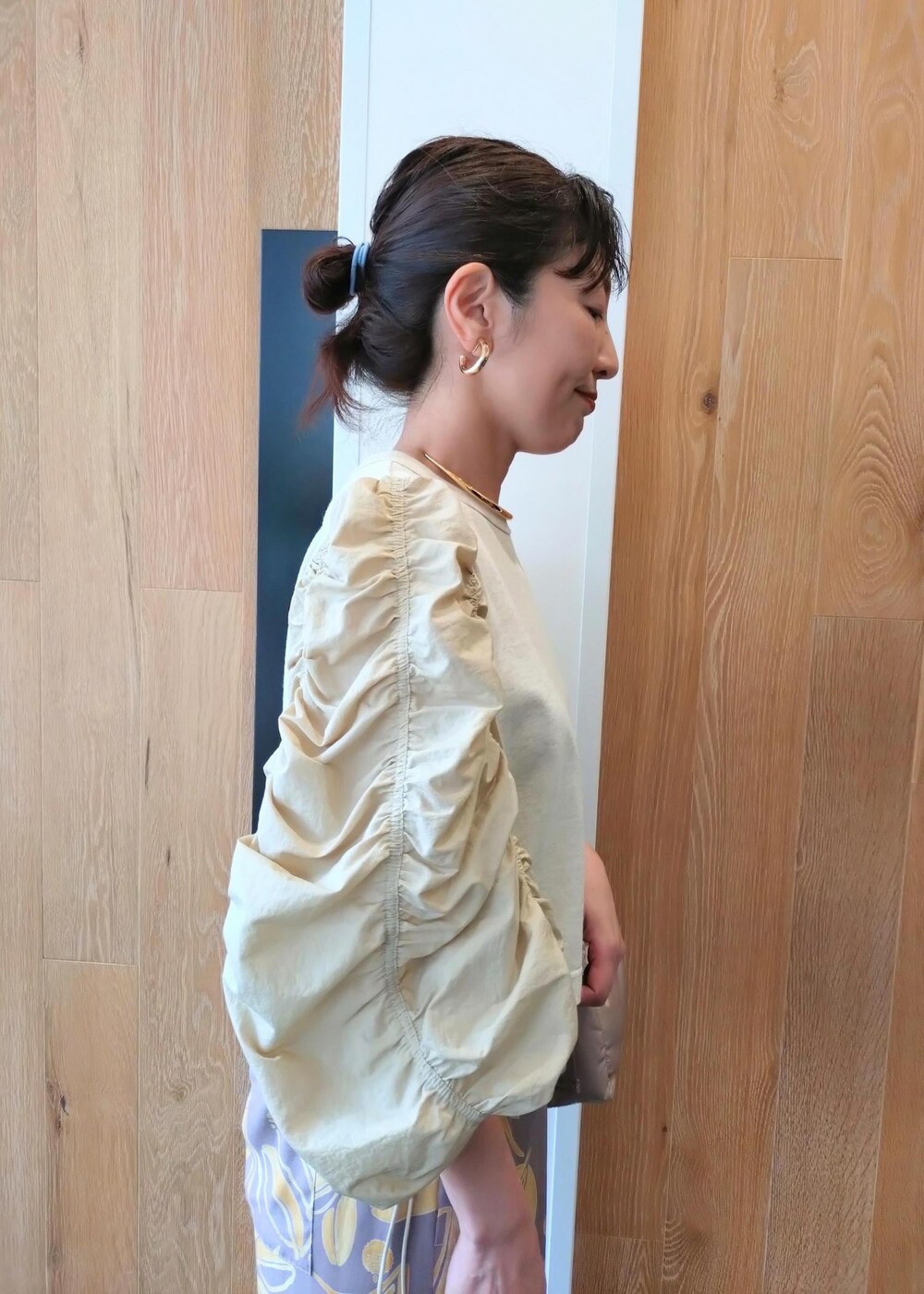 「GANNI、ガニー、24SS春の新作、チョーカー、PHEENY、フィーニー、ADAM ET ROPÉ、FEMME、骨格ウェーブ、ブルべ、きれいめカジュアル、大人カジュアル、フェミニン、春、夏」｜「ADAM ET ROPE'のメタルカーブチョーカー（チョーカー、ゴールド系）」を使った、enokiさん（レディース・157cm）の春コーディネートの8枚目の写真