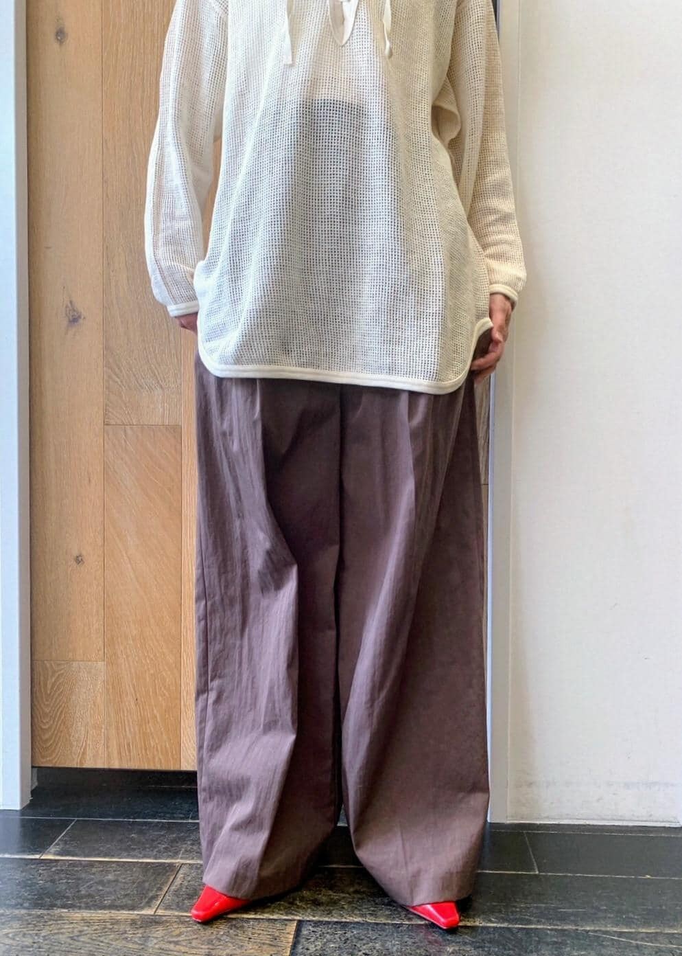 「初春コーデ、春コーデ、お出かけコーデ、旅行コーデ、女子会コーデ、大人カジュアル、パンツスタイル、体型カバー、カジュアルコーデ、ヘルシーコーデ、フェミニンコーデ、シンプルコーデ、ADAM ET ROPÉ、ウェーブ、ブルべ冬」｜「ADAM ET ROPE'の【サステナブル】キラキラトートバッグ（ポケッタブル）（トートバッグ、ブラウン系）」を使った、enokiさん（レディース・157cm）の春コーディネートの8枚目の写真