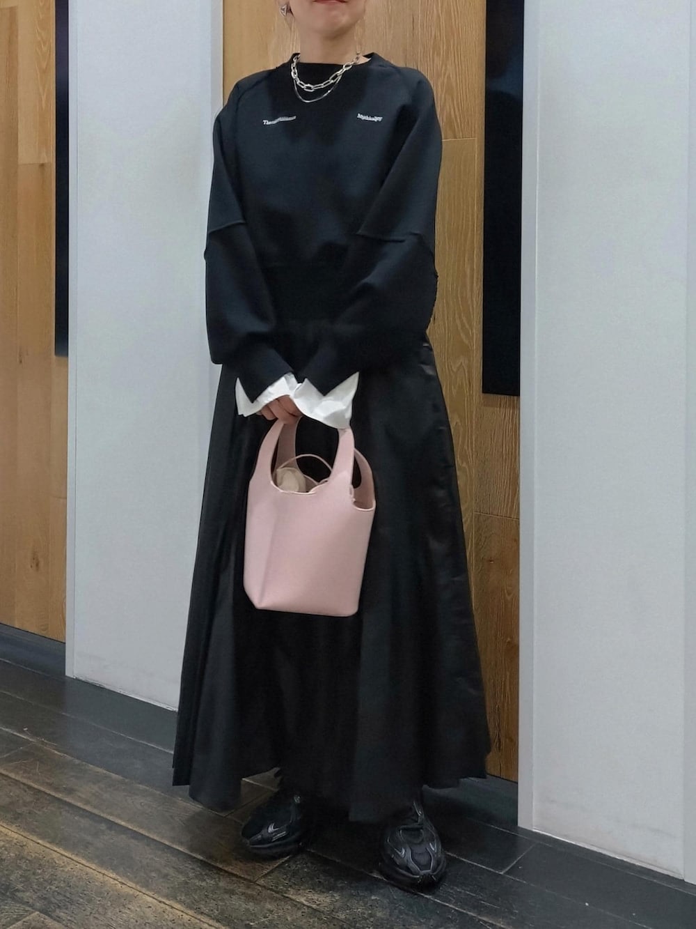 「初春コーデ、春コーデ、授業参観日コーデ、お出かけコーデ、旅行コーデ、推し活コーデ、女子会コーデ、スポーツミックス、モード、大人カジュアル、レイヤード、スカートスタイル、体型カバー、ワントーンコーデ、カジュアルコーデ」|「ADAM ET ROPE'のスリットリブスウェット(スウェット、ブラック系)」を使った、enokiさん(レディース・157cm)の冬コーディネートの2枚目の写真