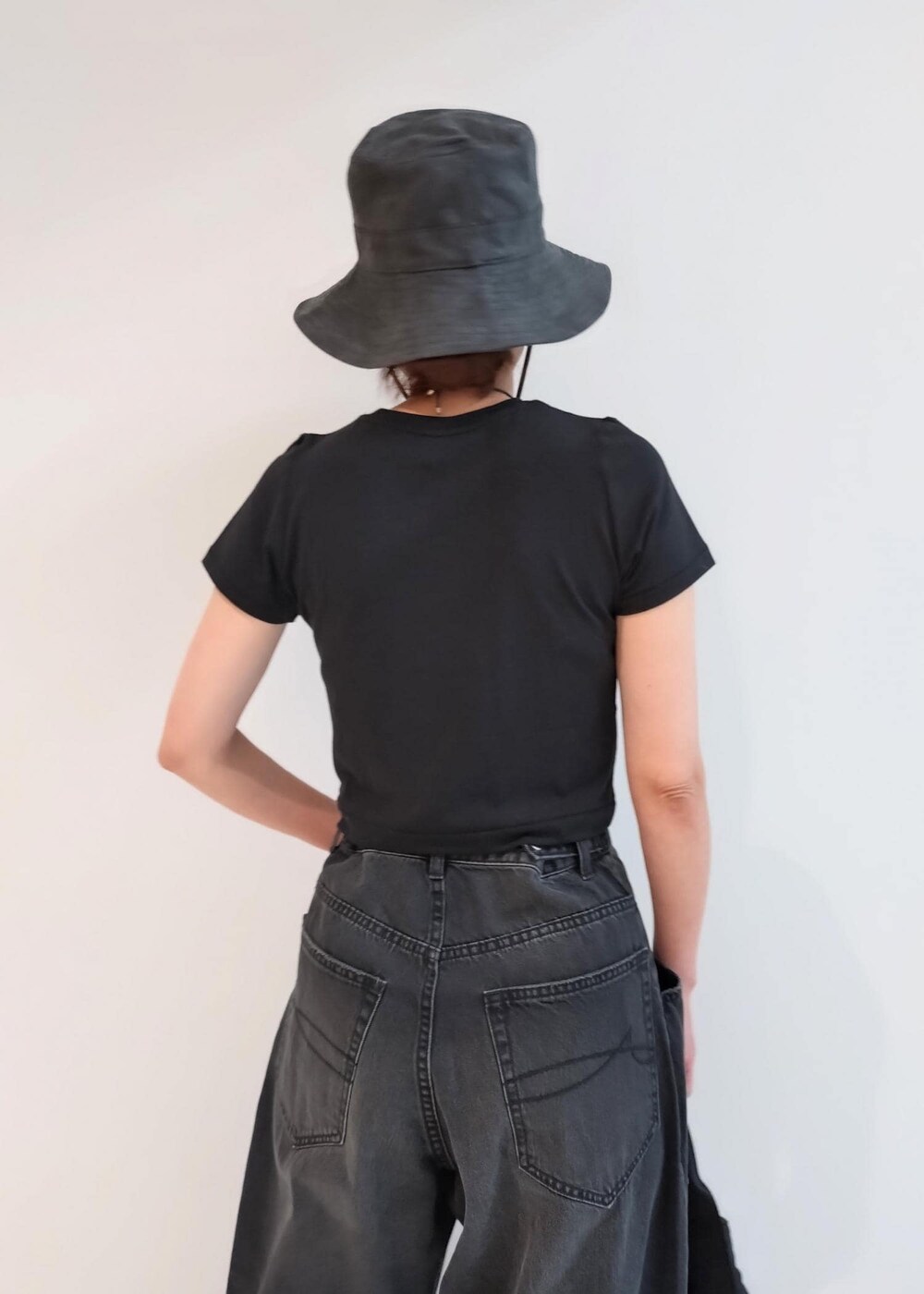 「Hanes for BIOTOP、24SS夏の新作、BEN AMUN、ベンアムン、GANNI、ガニー、ブラック、ハット、Tシャツ、半袖、クルーネック、デニム、ワイド、ハイウエスト、サンダル」｜「GANNIの【GANNI(ガニー)】RECYCLED TECH POUCH（ハンドバッグ、ブラック系）」を使った、enokiさん（レディース・157cm）の春コーディネートの6枚目の写真
