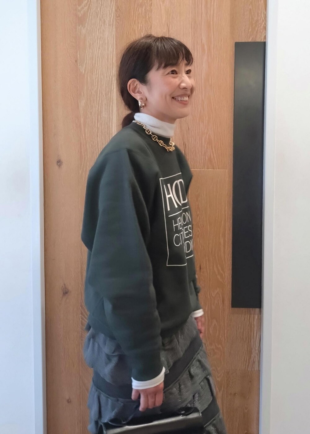 「Champion、チャンピオン、秋コーデ、初冬コーデ、デートコーデ、お出かけコーデ、女子会コーデ、大人カジュアル、スカートスタイル、体型カバー、カジュアルコーデ、ヘルシーコーデ、フェミニンコーデ、シンプルコーデ、ADAM ET ROPÉ」|「ADAM ET ROPE'のポインテッドストレッチブーツ(ブーツ、ブラック系)」を使った、enokiさん(レディース・157cm)の秋コーディネートの7枚目の写真