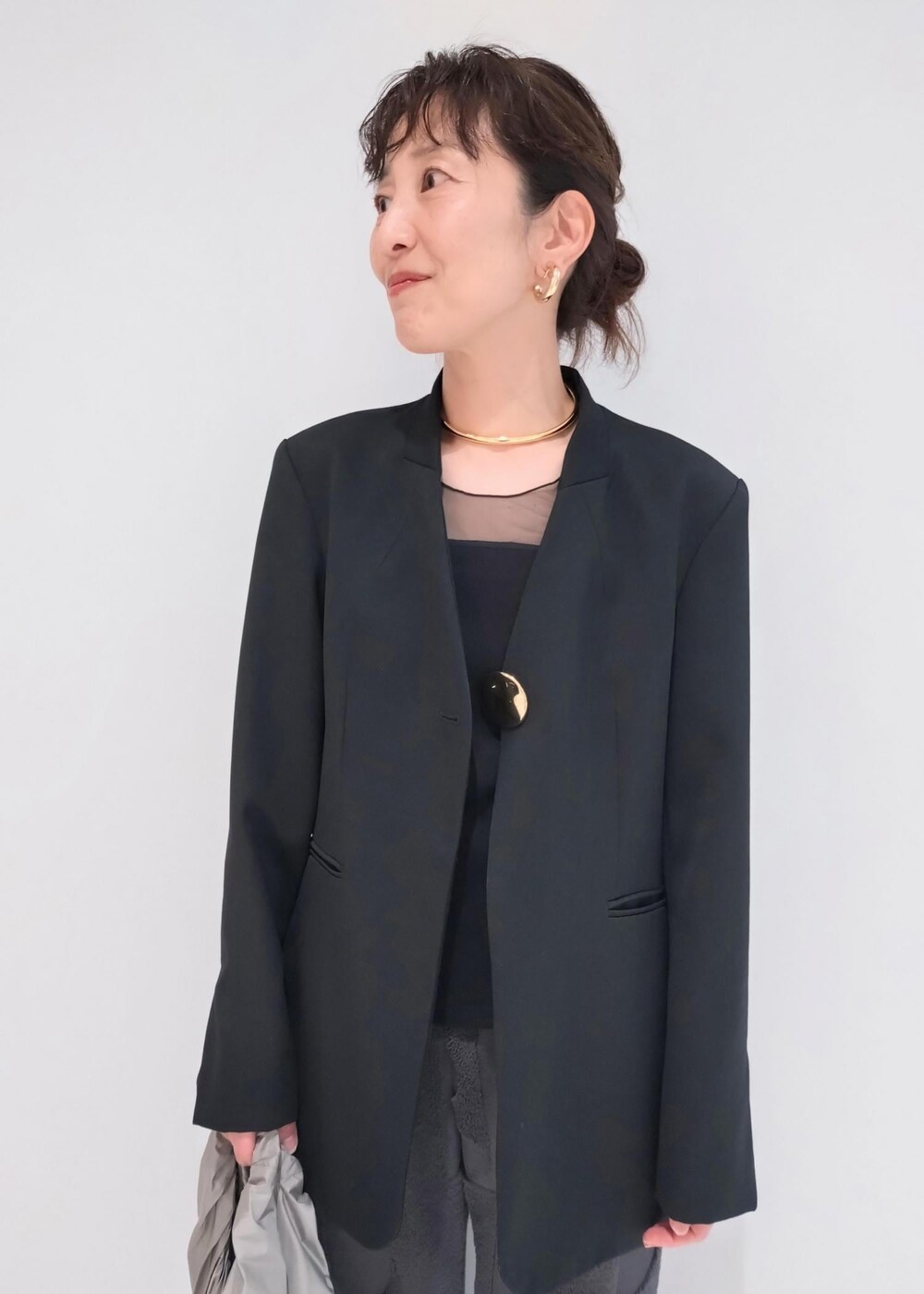 「24SS春の新作、チョーカー、チュール、AMOMENTO、アモーメント、ADAM ET ROPÉ、FEMME、サステナブル、骨格ウェーブ、ブルべ、きれいめカジュアル、大人カジュアル、モード、セレモニー、オケージョン」|「ADAM ET ROPE'のメタルカーブチョーカー(チョーカー、ゴールド系)」を使った、enokiさん(レディース・157cm)の春コーディネートの6枚目の写真