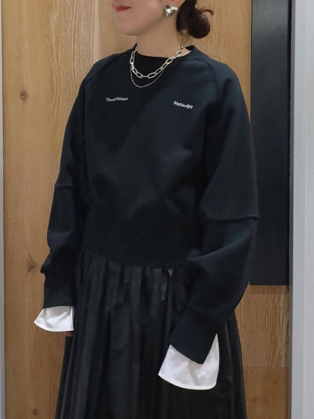 「初春コーデ、春コーデ、授業参観日コーデ、お出かけコーデ、旅行コーデ、推し活コーデ、女子会コーデ、スポーツミックス、モード、大人カジュアル、レイヤード、スカートスタイル、体型カバー、ワントーンコーデ、カジュアルコーデ」|「ADAM ET ROPE'のスリットリブスウェット(スウェット、ブラック系)」を使った、enokiさん(レディース・157cm)の冬コーディネートの5枚目の写真