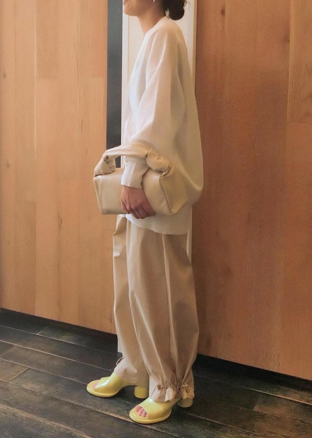 「春コーデ、初夏コーデ、夏コーデ、お出かけコーデ、旅行コーデ、女子会コーデ、大人カジュアル、パンツスタイル、体型カバー、ワントーンコーデ、カジュアルコーデ、ヘルシーコーデ、ADAM ET ROPÉ、ウェーブ、ブルべ冬」｜「ADAM ET ROPE'の【新色追加】・【撥水】ウエストタックイージーパンツ（その他パンツ、ベージュ系）」を使った、enokiさん（レディース・157cm）の春コーディネートの2枚目の写真